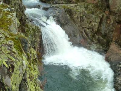 Cascadas Aljibe-Arquitectura Negra; viajes culturales por españa marcas de montaña sierra de madri